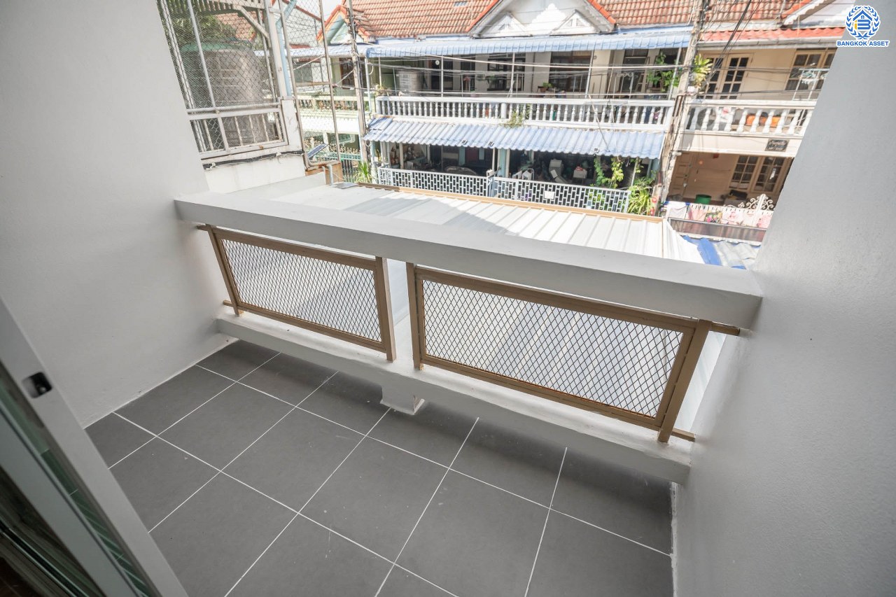 บ้านมือสองตกแต่งใหม่ โครงการ อยู่เจริญ วิภาวดี เนื้อที่ 21.2 ตร.ว. ฟังก์ชัน 2 ห้องนอน 2 ห้องน้ำ จอดรถได้ 2 คัน บนทำเลศักยภาพ หน้าโครงการติดถนนวิภาวดี ใกล้สนามบินดอนเมือง ฟิวเจอร์พาร์ครังสิต, ม.รังสิต จุดขึ้นทางด่วน "ดอนเมือง", โทลเวย์ วิภาวดี-รังสิต และรถไฟฟ้าสายสีแดง "สถานีรังสิต"